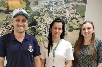 Prefeito Robson Flores recebe a Agente de Desenvolvimento da Família Gaúcha Josiane Trindade que foi contratada pelo governo do estado para atuar no Programa Família Gaúcha