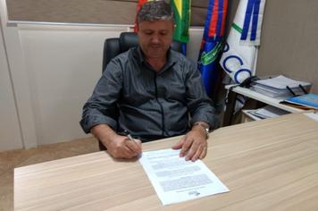 Prefeito assina convênio de plano de saúde para servidores.