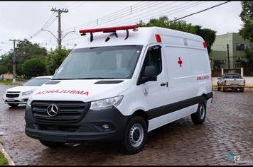 Prefeitura Municipal entrega ambulância zero km e apresenta veículos a população