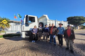 Prefeitura Municipal recebe caminhão zero km
O responsável pela entrega em nome da empresa Fibra de Goiânia foi o sr. Lindomar.