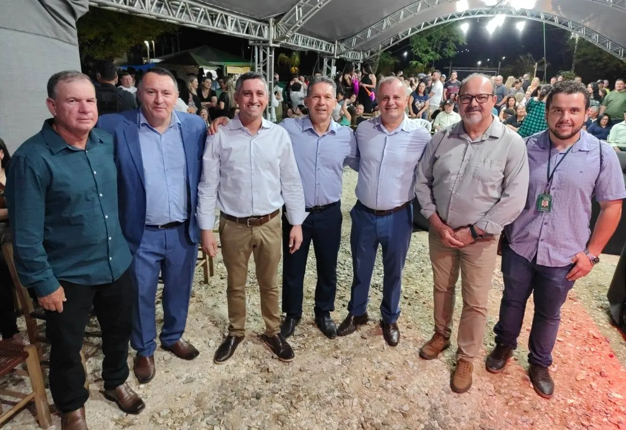 Prefeito prestigia os 30 anos de emancipação de Dilermando de Aguiar