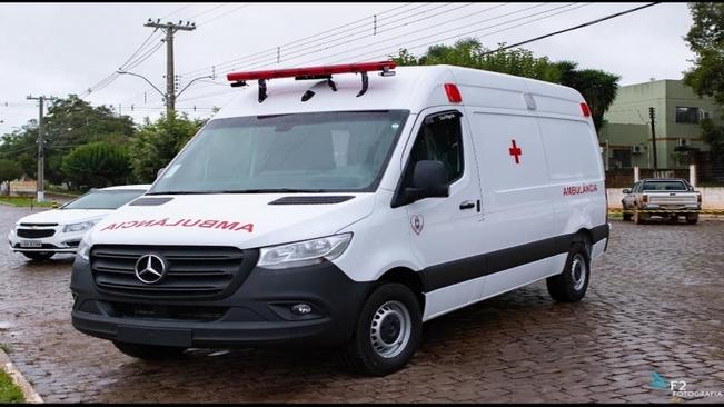 Prefeitura Municipal entrega ambulância zero km e apresenta veículos a população