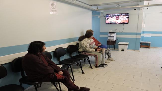 Unidade Básica de Saúde instala televisão para munícipes que aguardam atendimento médico.
